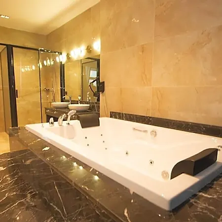 Moncher Hotel