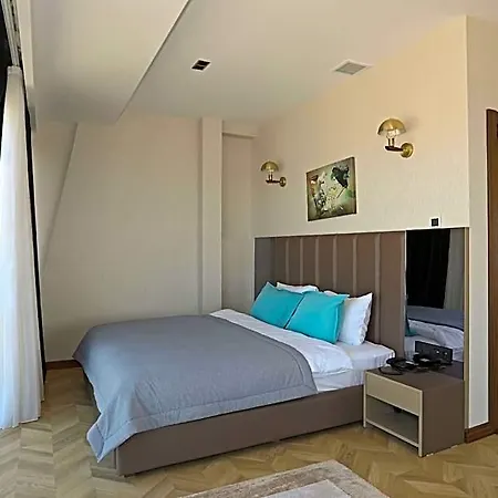 Moncher 5*